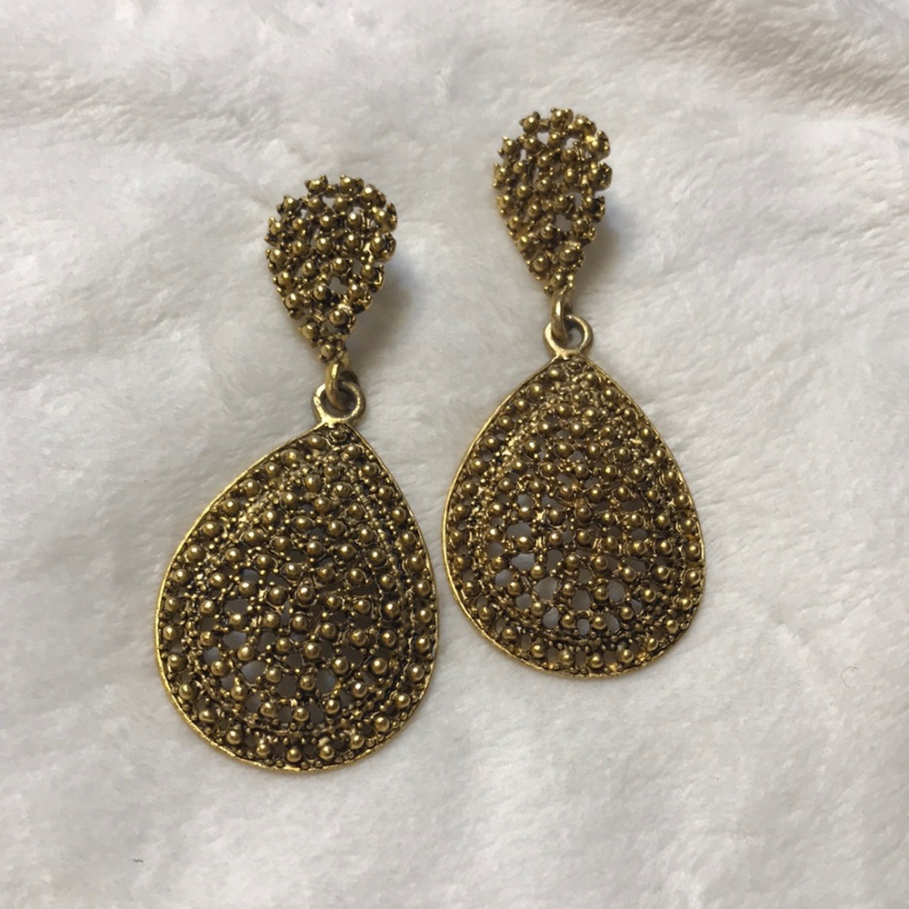 WOMEN’S GOLD TEAR DROP EARRINGS